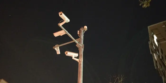 Sistema de cámaras de videovigilancia en poste exterior (foto de referencia)